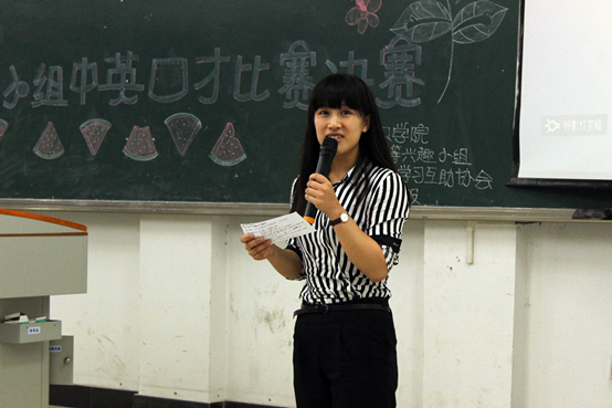 外语学院特聘教师任玉奉老师对选手表现进行点评