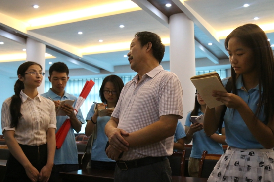 东风社区党委书记黄元君(中间)讲解居民委员会情况