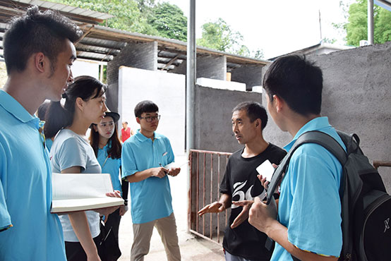 生态养牛基地应场主（右二）讲解养牛细则