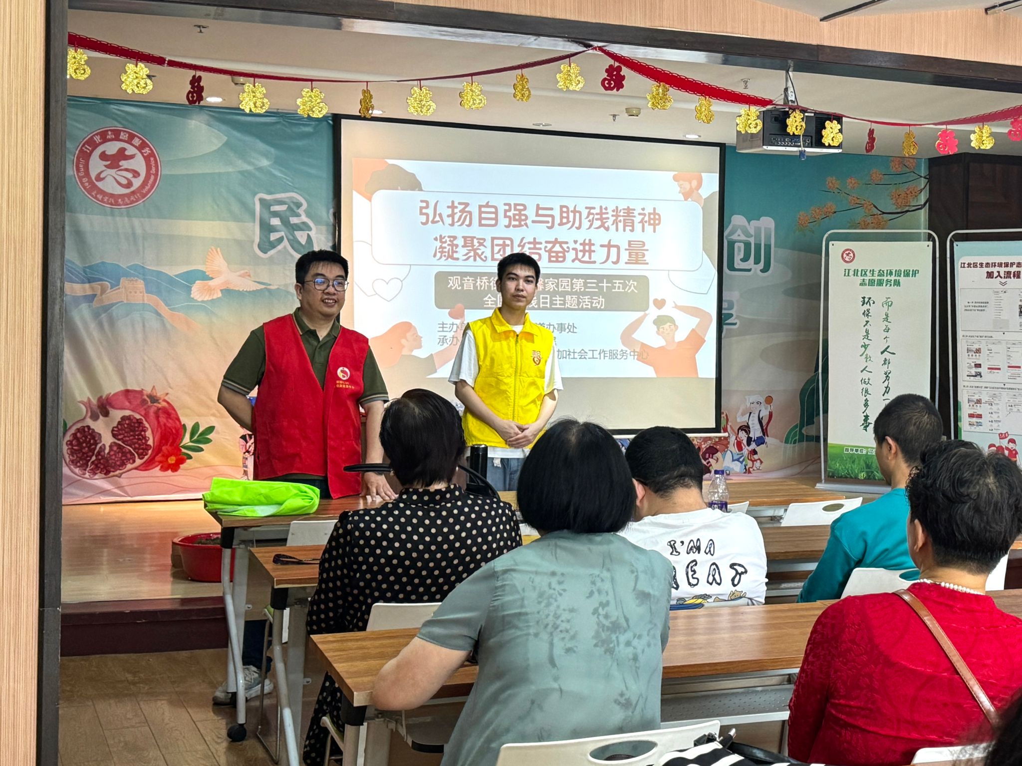 2.志愿者协助多肉种植.jpg