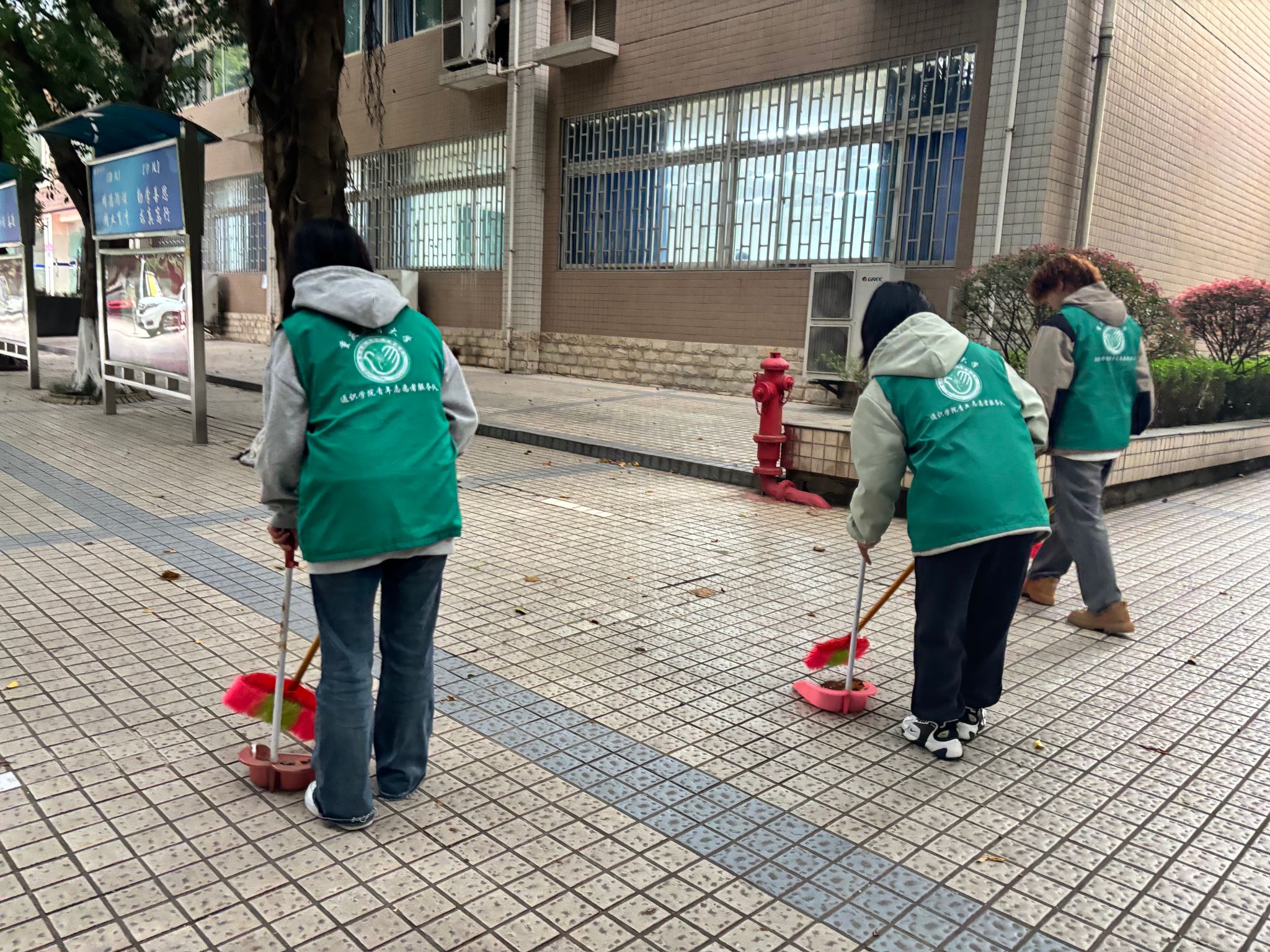 2.志愿者清理校园公共区域垃圾.jpg