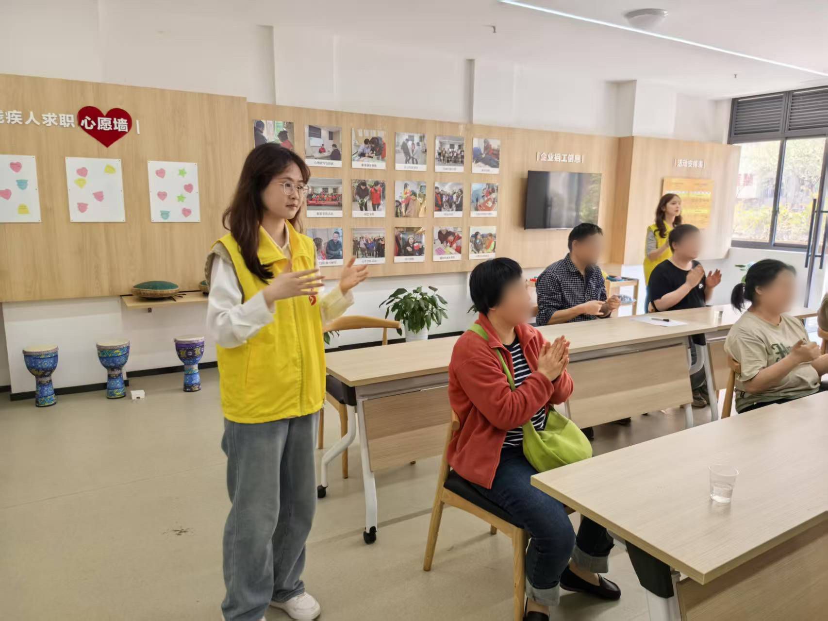 2.志愿者带领残疾人学习养生操.jpg