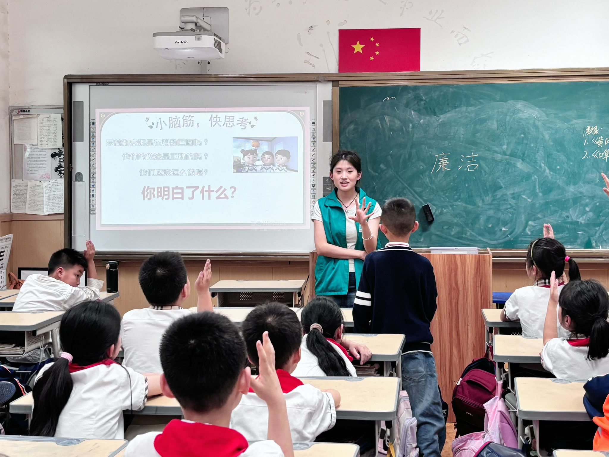 1.志愿者讲授文化知识.jpg