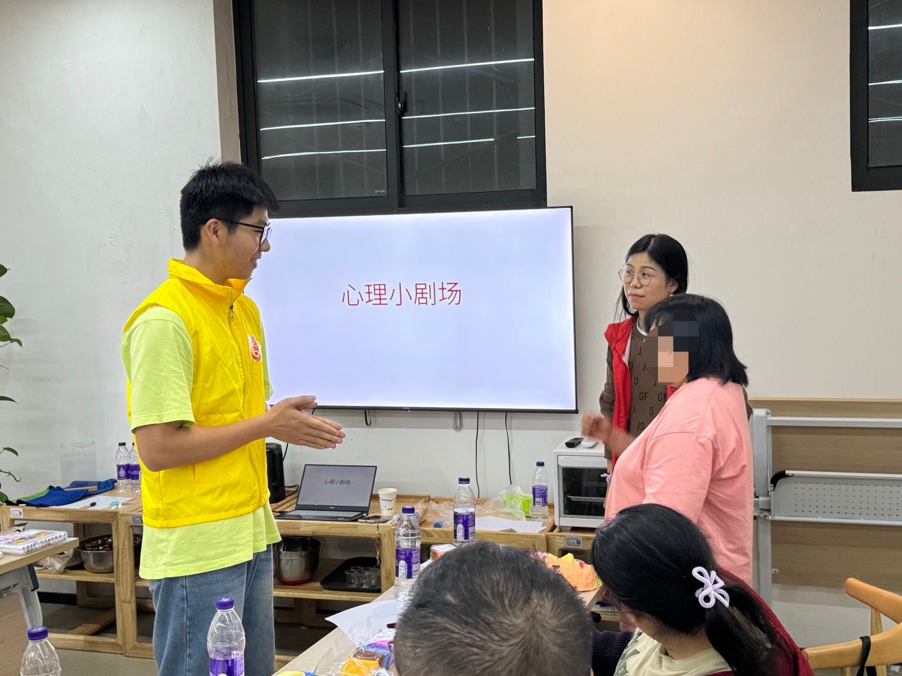2.志愿者协助心理小剧场表演.jpg