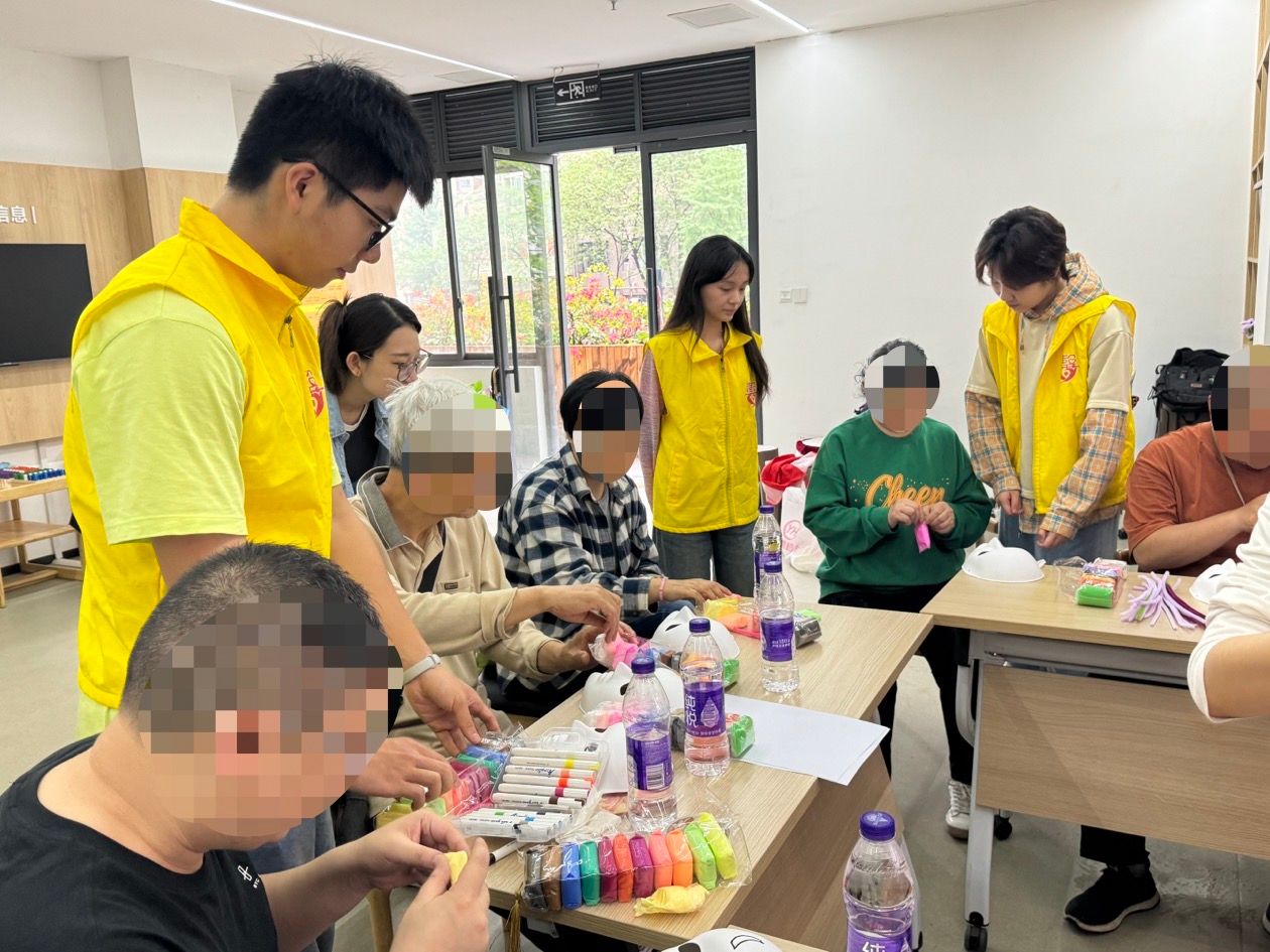 1.志愿者协助制作面具.jpg