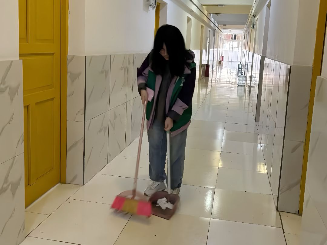1.志愿者打扫楼道.jpg