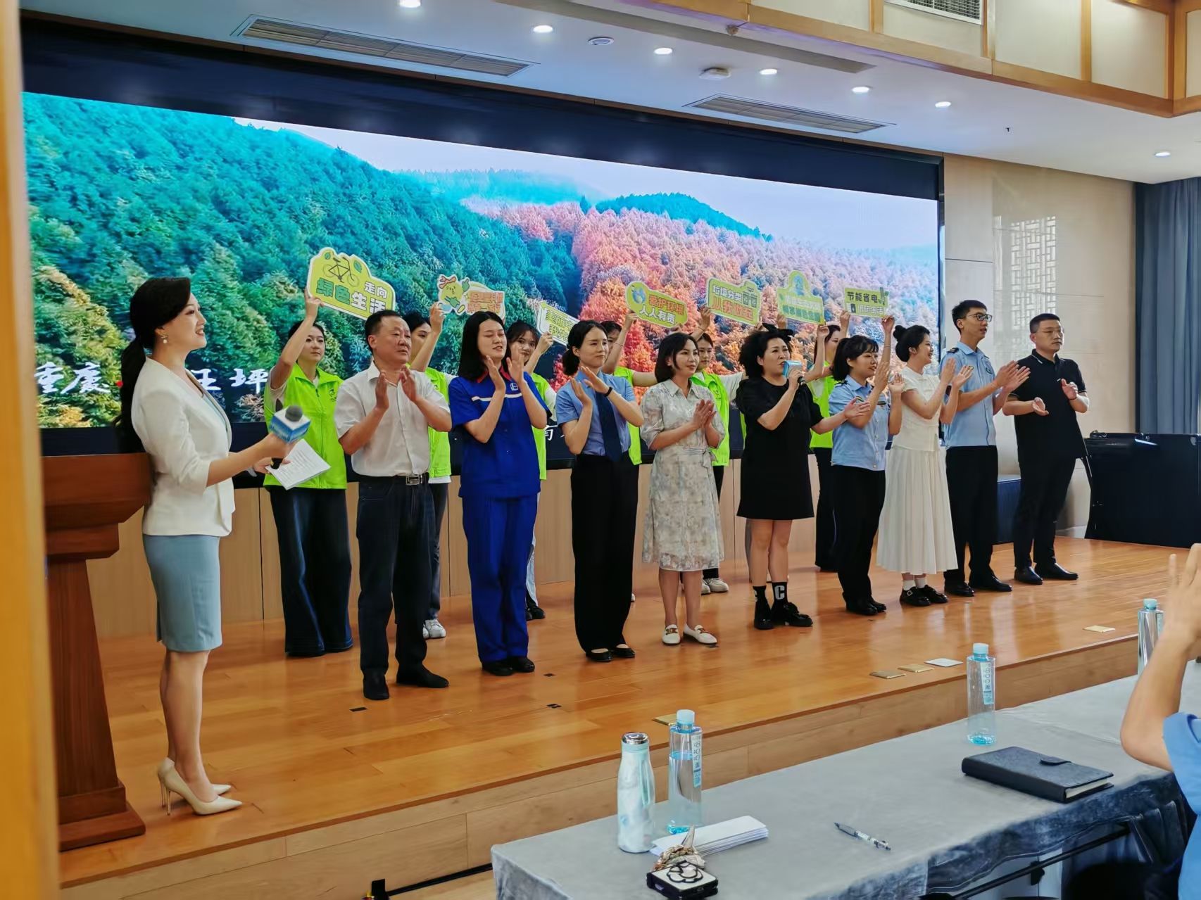 2.志愿者与讲解人合唱.jpg