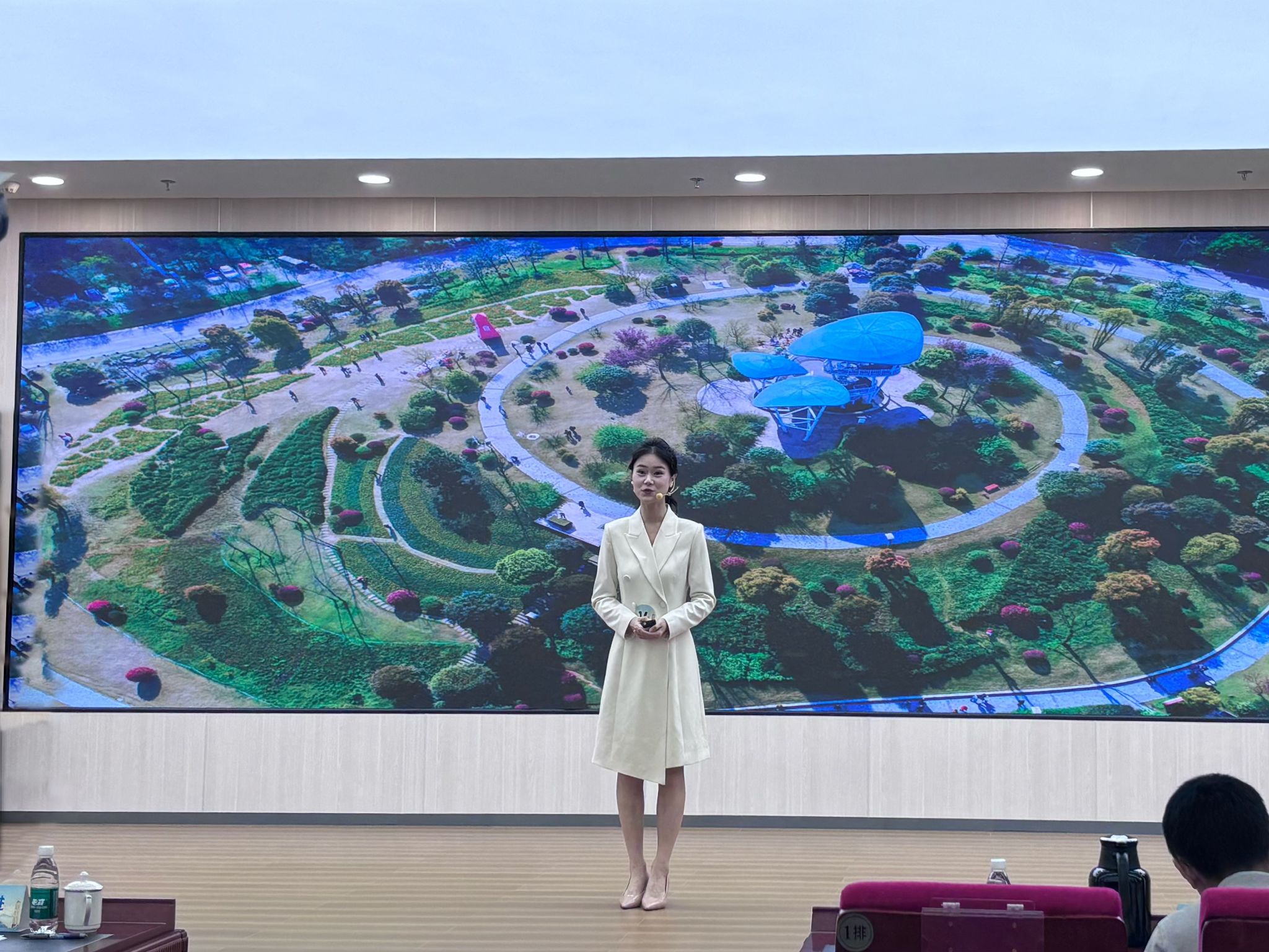 1.志愿者杨雅淋讲述铁山坪的故事.jpg