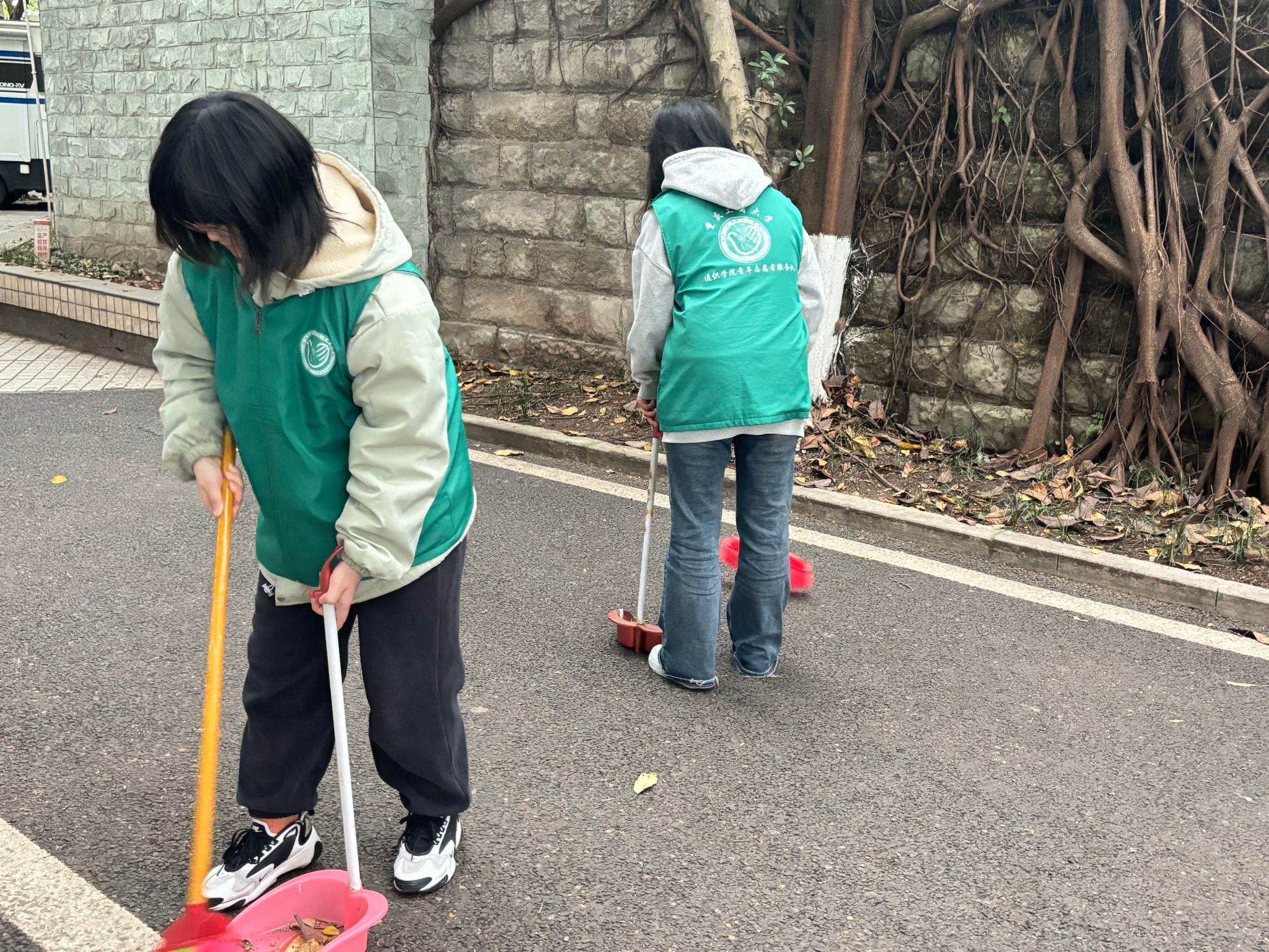 1.志愿者清理道路垃圾.jpg