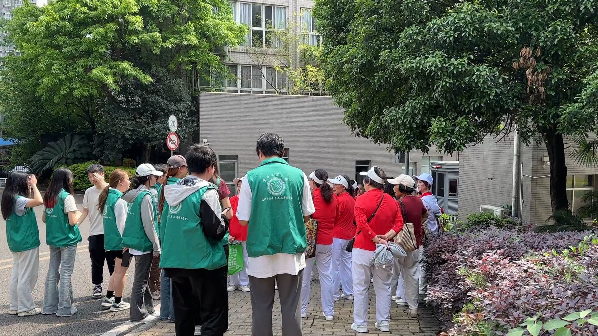 1.志愿者接待老人.jpg