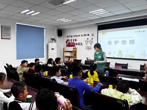 1.志愿者为小朋友讲解环保知识.jpg