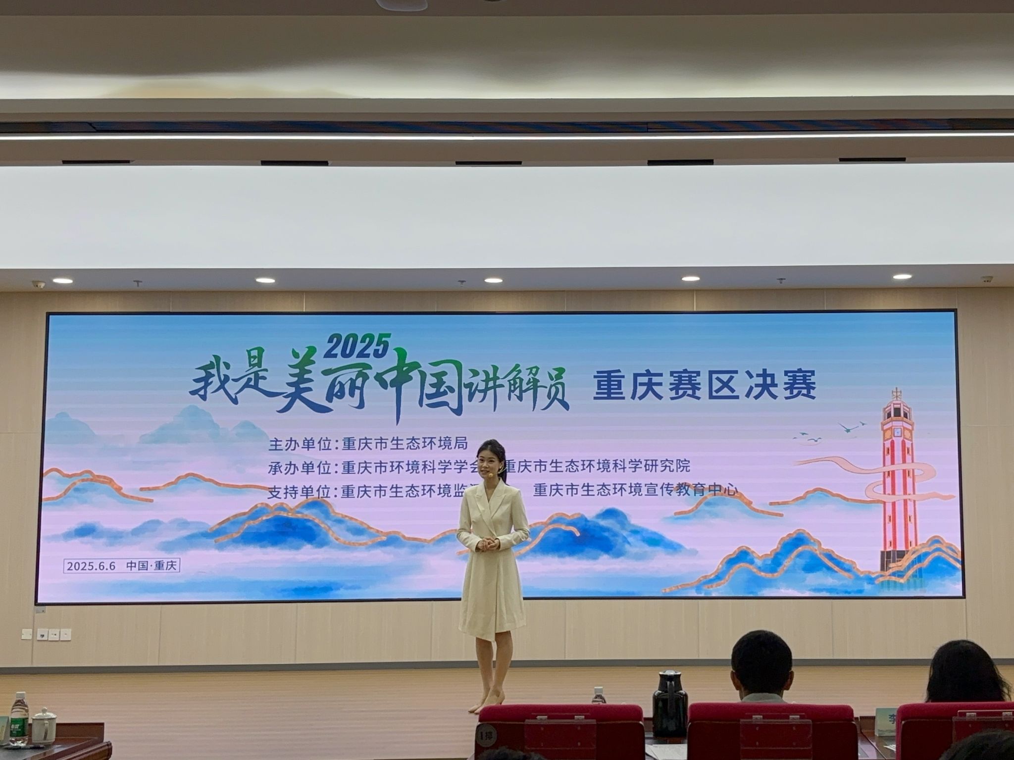 2.志愿者杨雅淋现场回答三峡消落带.jpg