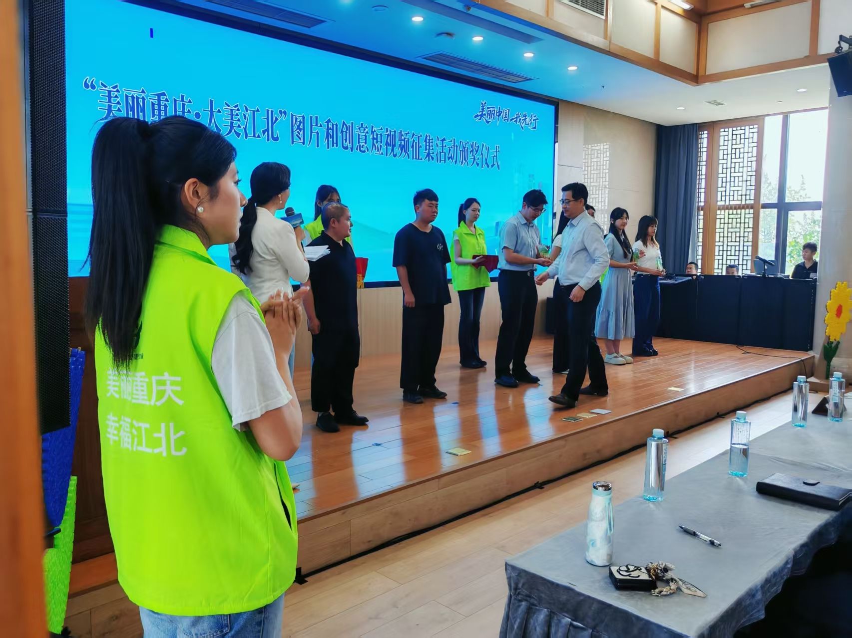 1.志愿者协助颁奖.jpg