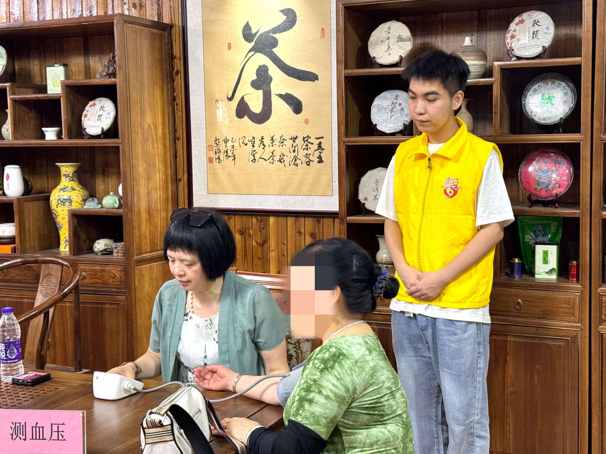 1.志愿者协助中医理疗.jpg