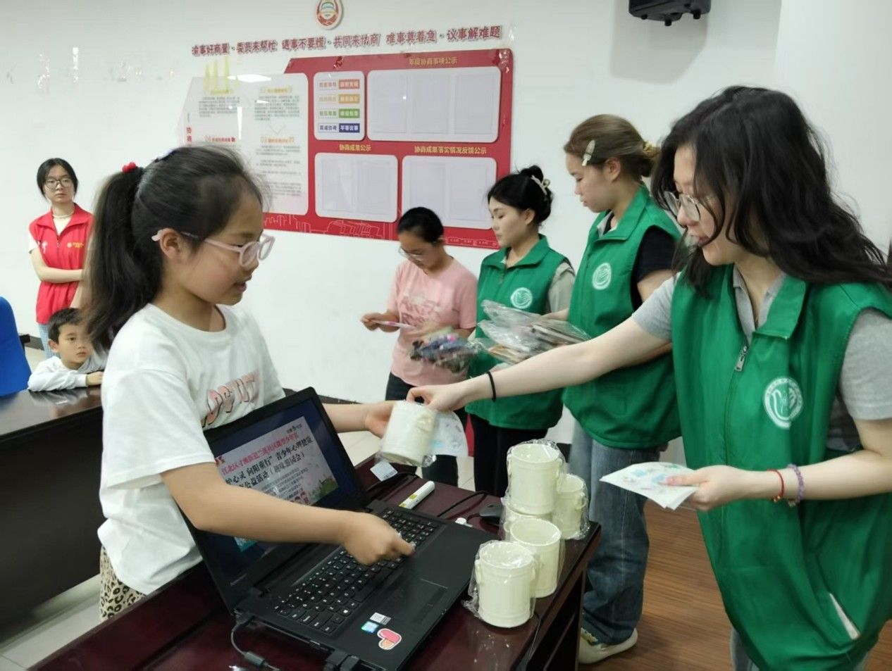 2.志愿者与小朋友协同分发奖品.jpg