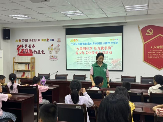 4.志愿者讲解母亲节相关知识.jpg