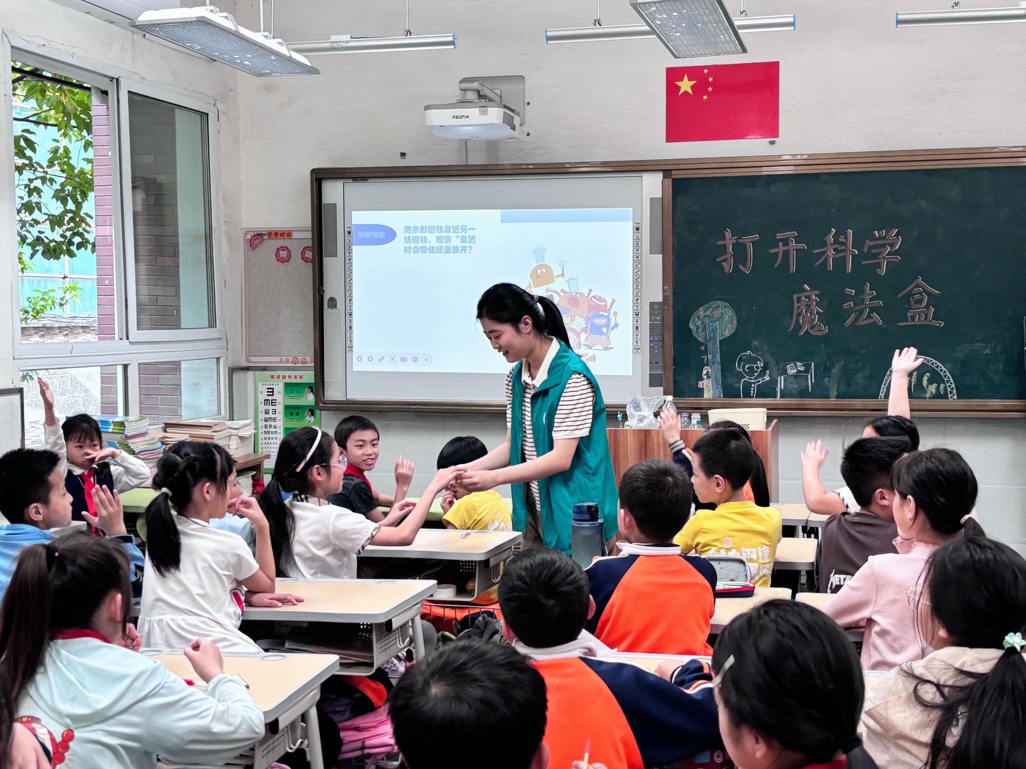 2.志愿者现场互动.jpg